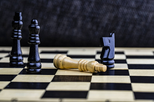Czarno-białe zdjęcie ze zdjęciem szachownicy i figurek szachowych. - Zdjęcie, obraz