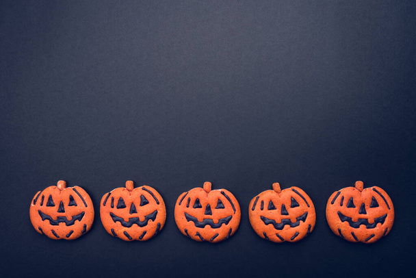 Dark background with halloween pumpkins. - Zdjęcie, obraz