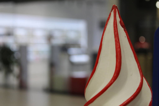 μεγάλο παγωτό χωνάκι με κόκκινη μαρμελάδα - Φωτογραφία, εικόνα