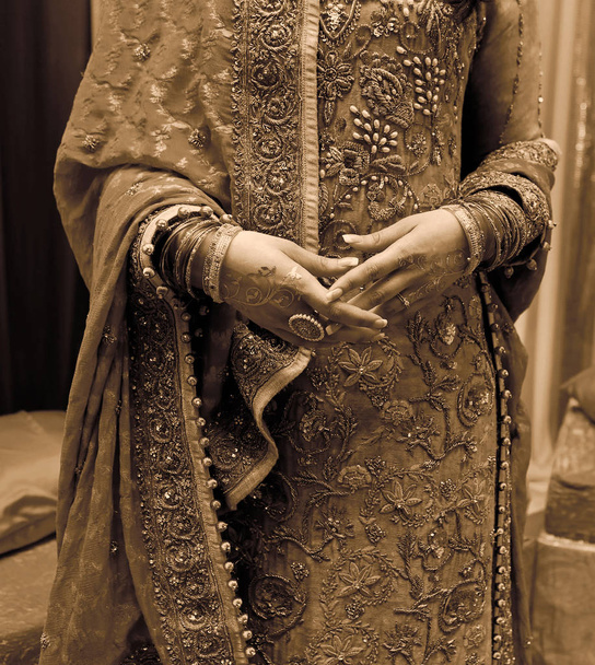Ινδική νύφη χέρια και φόρεμα σάρι σε sepia vintage εμφάνιση κατά τη διάρκεια henna κόμμα - Φωτογραφία, εικόνα