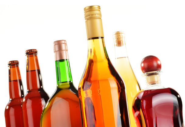 Bebidas alcoólicas sortidas isoladas em branco
 - Foto, Imagem