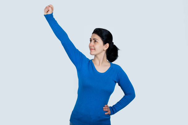Urhea nainen nyrkkinsä nostamalla käsivarren lonkat osoittaa valtaa kuin
 - Valokuva, kuva