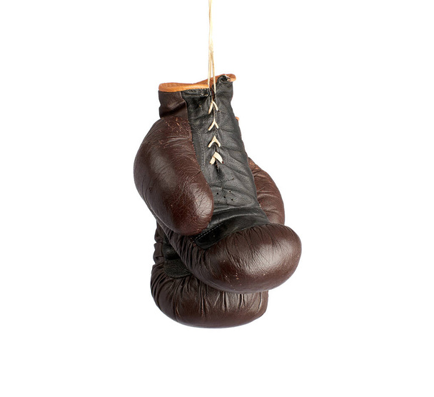 paire de très vieux gants de boxe vintage en cuir marron accrochés
  - Photo, image
