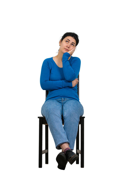 Plně dlouhý portrét ležérní mladé ženy sedící na židli kee - Fotografie, Obrázek