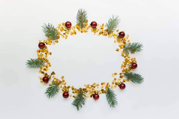 Karácsonyi koszorú örökzöld ágakkal arany csillogás és piros  - Fotó, kép