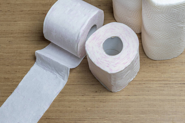 dřevěné pozadí. toaletní papír a papírové ručníky. close-up. - Fotografie, Obrázek