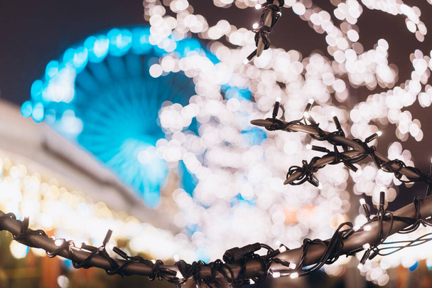 Рождественская зона на площади Контрактова с колесиком обозрения
 - Фото, изображение