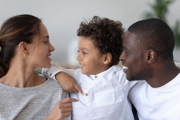 Boldog többnemzetiségű család három érezd jól magad otthon - Fotó, kép
