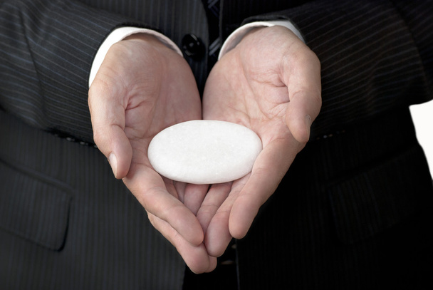 επιχειρηματίας προσφέρει έννοια πέτρα - Φωτογραφία, εικόνα