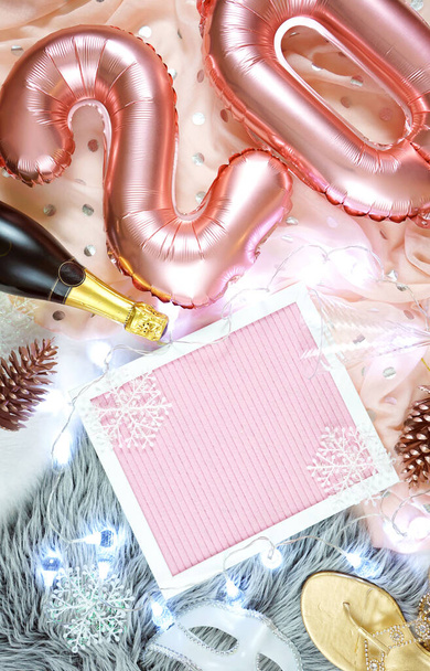 Ευτυχισμένο το νέο έτος στυλ hygge flatlay με ροζ χρυσά μπαλόνια και πίνακα γραμμάτων. - Φωτογραφία, εικόνα