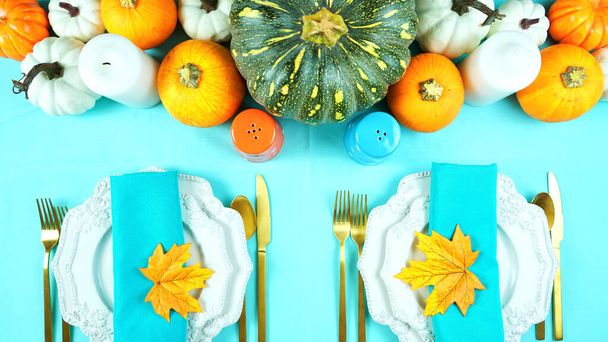 Szczęśliwego Dziękczynienia ustawienie nowoczesny elegancki niebieski pomarańczowy i biały stół płaski leżał. - Zdjęcie, obraz