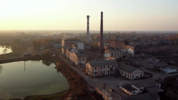 Luchtfoto van een oude fabrieksruïne en gebroken ramen. Oud industrieel gebouw. - Video