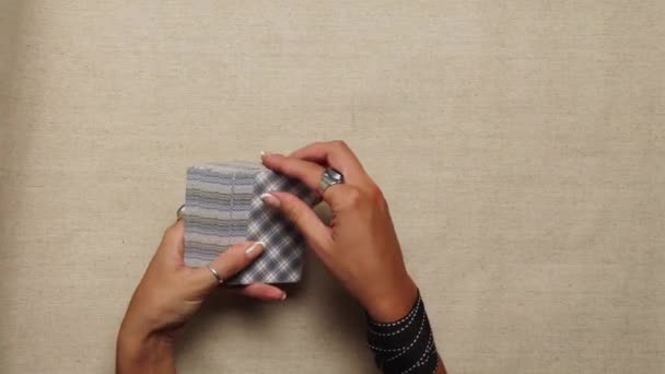 Mujer joven baraja cartas del tarot
 - Metraje, vídeo