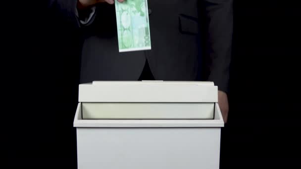 Schroeder destroys one hundred euro bill. Businessman in a suit thrusts money into a paper shredder - Imágenes, Vídeo