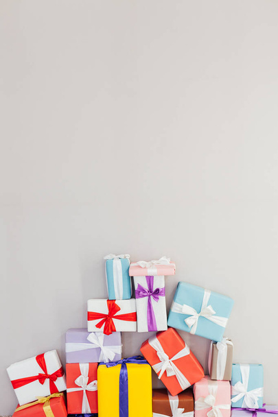 lotes de presentes de férias coloridas em um fundo cinza
 - Foto, Imagem