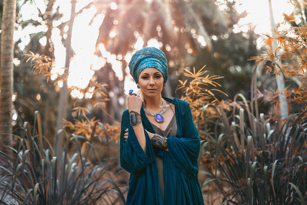 stylish woman wearing turban with with gem stones accessories  - Foto, afbeelding