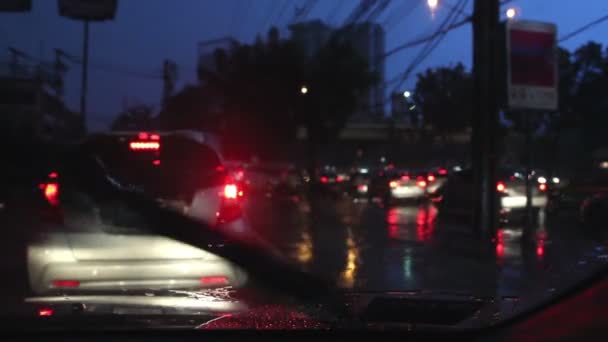 οδήγηση σε ένα βροχερό δρόμο στην Μπανγκόκ, βρέχει στον ανεμοφράκτη. - Πλάνα, βίντεο