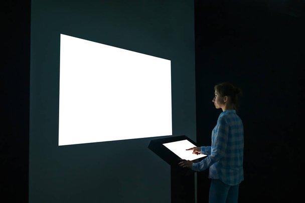 Nő néz fehér üres nagy interaktív fal kijelző - mockup kép - Fotó, kép