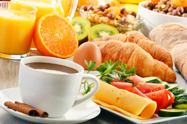 πρωινό με καφέ, χυμό πορτοκαλιού, κρουασάν, αυγό, λαχανικά - Φωτογραφία, εικόνα