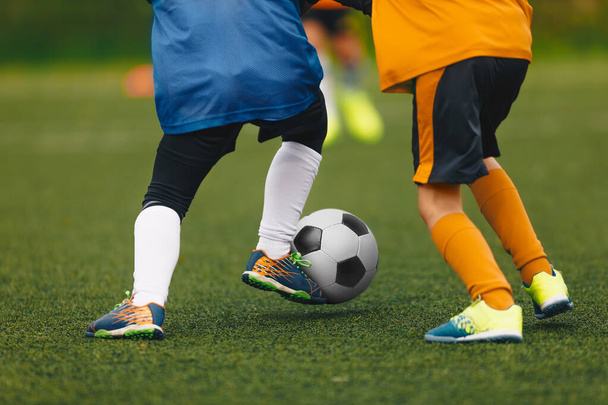Futbol Topunu Tekmeleyen Çocuklar 'ın yakın çekimi. Koşan Futbol Futbolcuları. Düelloda Genç Futbolcular - Fotoğraf, Görsel