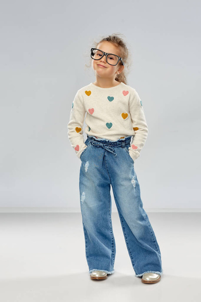 smiling little girl in glasses - Fotoğraf, Görsel