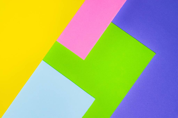 Varios colores vibrantes brillantes de esteras de goma apiladas al azar para lograr una imagen abstracta geométrica
. - Foto, Imagen