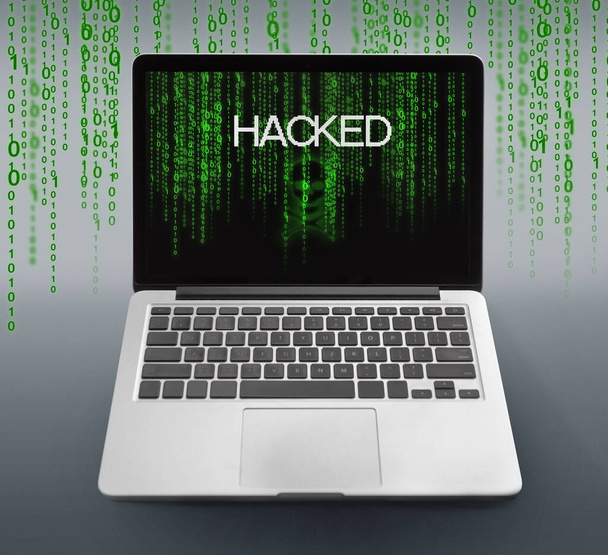 Ноутбук с взломанными сообщениями и бинарными кодами на экране
 - Фото, изображение