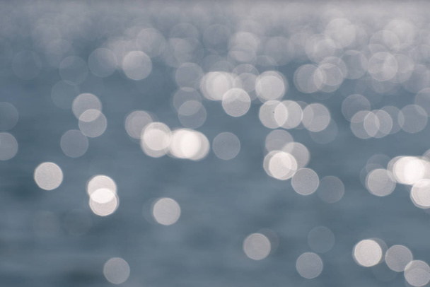 Gray and white bokeh from the lake surface - Foto, afbeelding