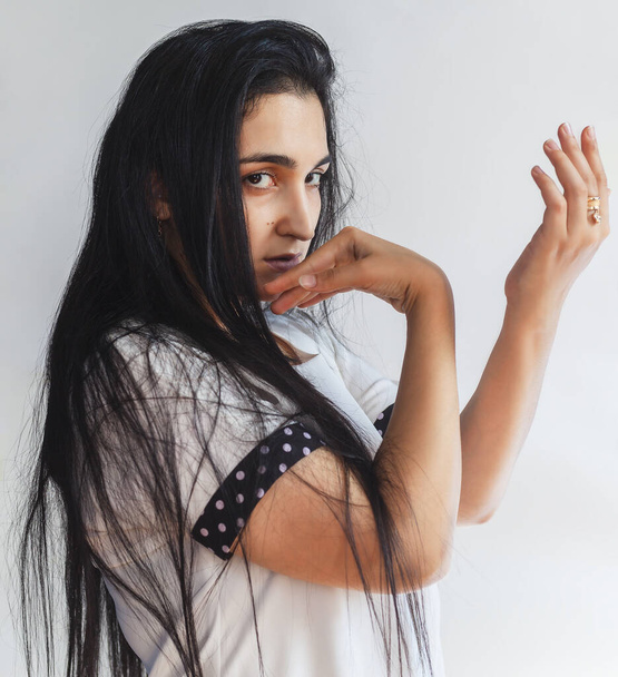 Portrait de charmante femme du Moyen-Orient. Vue latérale de jolie belle femelle en t-shirt blanc
 - Photo, image