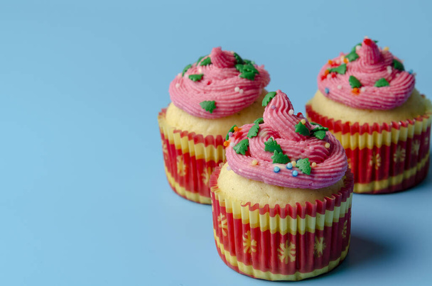 Kerst cupcake op blauwe achtergrond met kopieerruimte - Foto, afbeelding