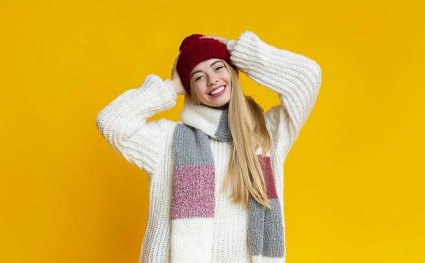 mooi meisje in kleurrijke gebreide winter set genieten van haar leven - Foto, afbeelding