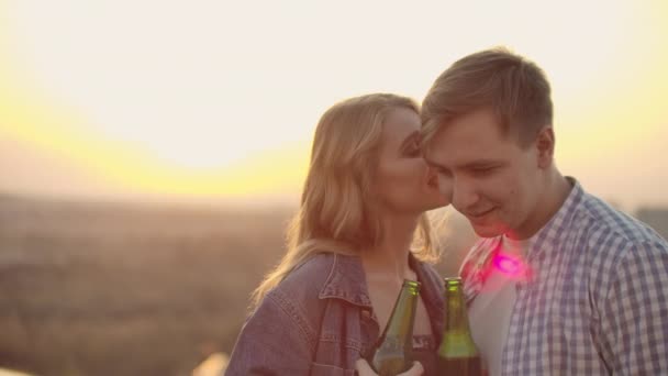 Mädchen flüstert ihrem Freund zu - Filmmaterial, Video