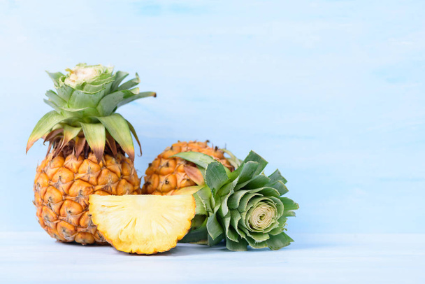 Szeletelt ananász pasztell színű háttér - Fotó, kép