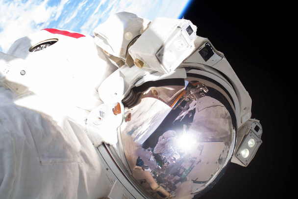 Astronaut in de open ruimte boven de planeet. Elementen van deze afbeelding werden geleverd door Nasa. - Foto, afbeelding