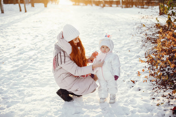 Mother and daughter in a winter park - Fotografie, Obrázek