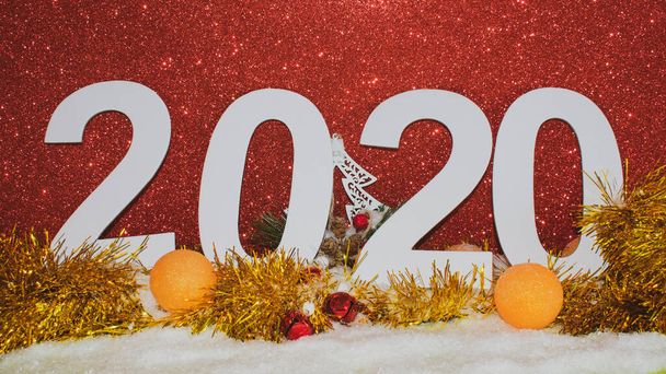 Nový rok 2020 dekorace v červeném třpytivém pozadí. - Fotografie, Obrázek