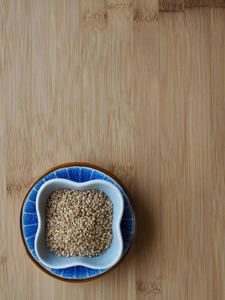 Sezamu i łyżeczką, składników żywności - Zdjęcie, obraz