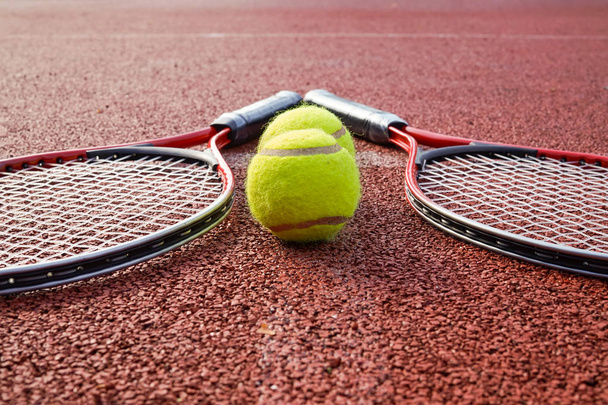 Σκηνή τένις χαμηλής γωνίας με μπάλες και ρακέτες - Φωτογραφία, εικόνα