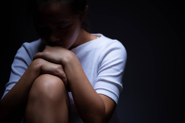 Печаль женщины в темноте
 - Фото, изображение