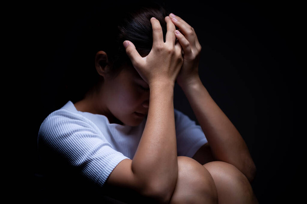 Verdriet van een vrouw in het donker - Foto, afbeelding