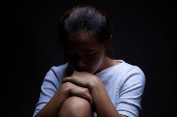 Smutek kobiety w ciemności - Zdjęcie, obraz