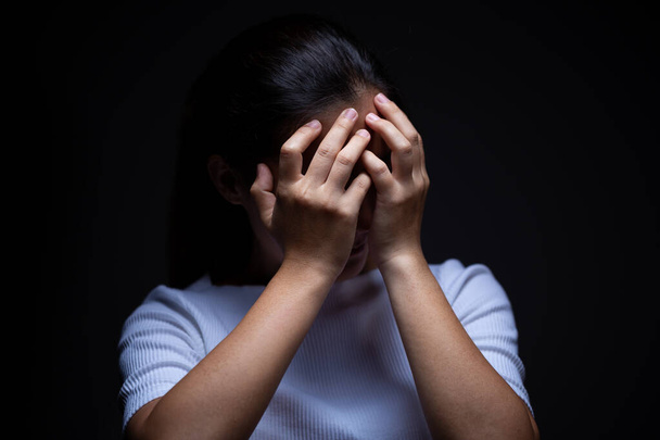 Egy nő szomorúsága a sötétben - Fotó, kép