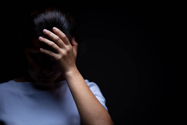 Verdriet van een vrouw in het donker - Foto, afbeelding