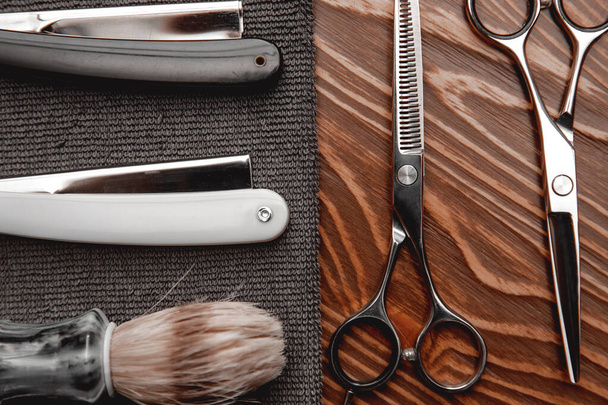 Barbearia fundo para homens salão de beleza, ferramentas de cabeleireiro tesoura, navalha, pente, espaço de cópia
 - Foto, Imagem