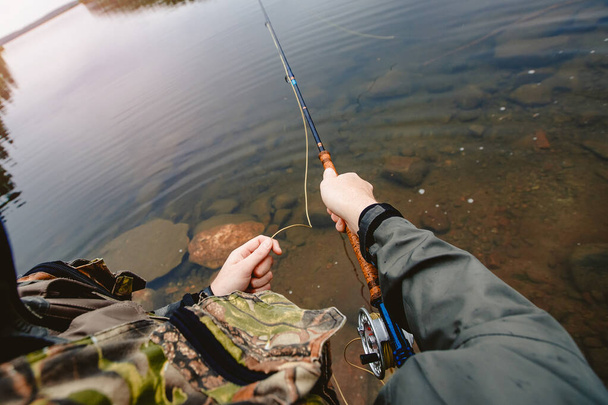 Halászorsó kötél segítségével rúd légy halászat a folyóban, első személy nézet - Fotó, kép