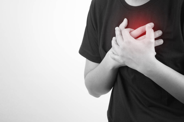 Aziaten hebben een hartaanval op een witte achtergrond. geïsoleerd - Foto, afbeelding