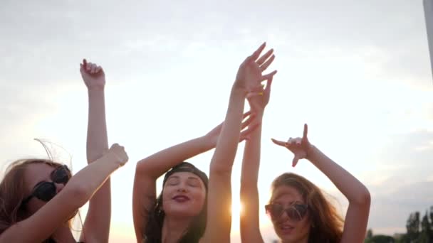 vrouw handen op de achtergrond zonsondergang, zomer, gelukkig beste vrienden dansen in zonsondergang op het strand, vriendinnen heft armen omhoog - Video
