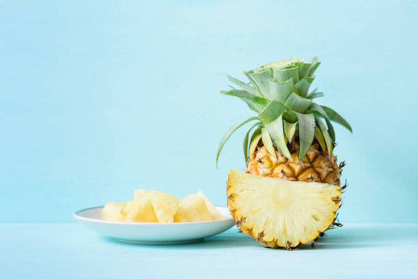 Szeletelt ananász gyümölcs pasztell színben háttér - Fotó, kép