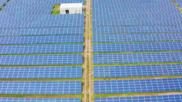 Güneş Panelleri Çiftliğinin Hava Görünümü - Video, Çekim