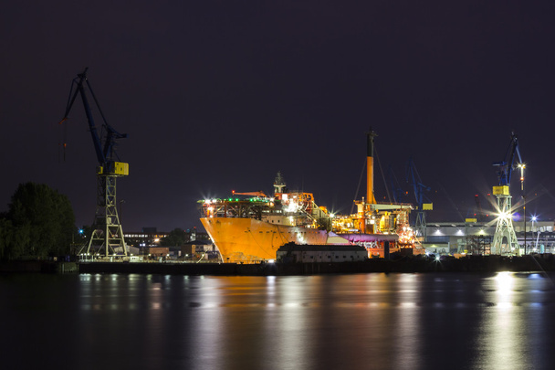 Hajógyár éjjel - Fotó, kép
